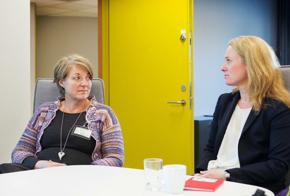 Etter at hun skrev et brev til statsministeren om frustrasjonen i møte med Nav etter at datteren ble skutt på Utøya, ble Elin Sande Haga (t.v.) i går invitert til kontoret til arbeids- og sosialminister Anniken Hauglie. Der fikk hun luftet sin frustrasjon i møte med byråkratiet. Hauglie beklaget, og lovet å ta det opp med Nav-direktøren.