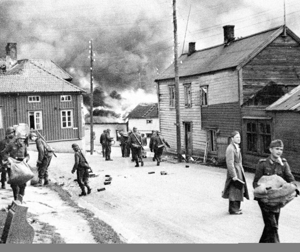 Ødeleggelser i Vadsø høsten 1944. Tyske Wehrmacht-soldater setter fyr på byen før de trekker seg tilbake.