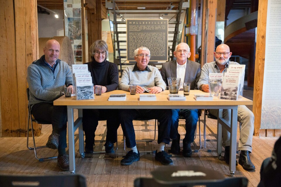 Boka «Livet på Låsen» ble lansert på Moss by- og industrimuseum mandag. Forfatterne er (fra venstre): Arvid Kristoffersen, Aud Christiansen, Odd Jul Hansen, Willy Mørkhagen og Terje Casper Halvorsen.