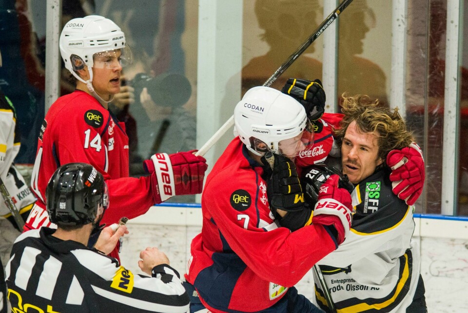 Kristian Forsberg havnet i brytekamp med Ponomarenko Maxims etter at Lørenskog gikk opp til 2-0. Den kampen vant Forsberg, men krigen vant Maxims og Lørenskog. Foto: Fredrik Varfjell / NTB Scanpix