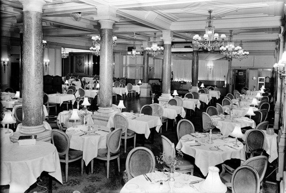 SPEILSALEN 1956: I 1886 ble tre mindre spiseværelser slått sammen til en stor spisesal som ble kalt «Den røde Sal» på grunn av sine røde veggfelter. Samtidig ble fenomenet taffelmusikk introdusert for det norske publikum. Seinere fikk rommet navnet Speilsalen. SPEILSALEN 1956: I 1886 ble tre mindre spiseværelser slått sammen til en stor spisesal som ble kalt «Den røde Sal» på grunn av sine røde veggfelter. Samtidig ble fenomenet taffelmusikk introdusert for det norske publikum. Seinere fikk rommet navnet Speilsalen.