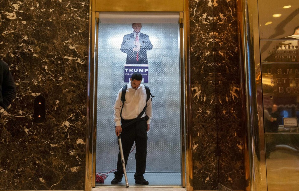 TRUMPTÅRNET: En arbeider vasker heisen i Trump Tower i New York, der eiendomsmogulen holder sine møter før han overtar som USAs president. FOTO: BRYAN R. SMITH/NTB SCANPIX