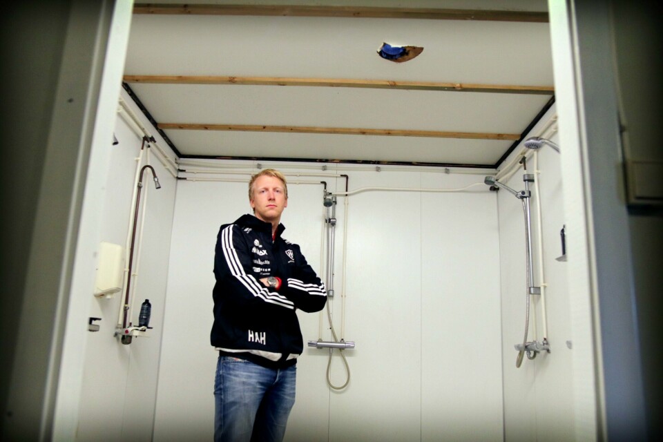 Hans Arne Haga, daglig leder i Hinna FK, viser frem garderobeanlegget med slitasjeskader som blant annet synkende tak og gulv, mugg i veggene og hull i taket. Slik har brakkebygget stått siden det ble bygget på 1970-tallet. Haga er frustrert over at kommunen ikke tar ansvar. Foto: Tone Helene Oskarsen
