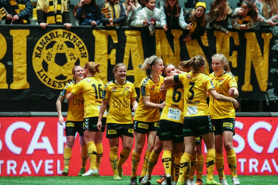 Scoringene kom i ekstraomgangene og LSK-jentene jubler foran egne supportere. Scoringene kom i ekstraomgangene og LSK-jentene jubler foran egne supportere.
