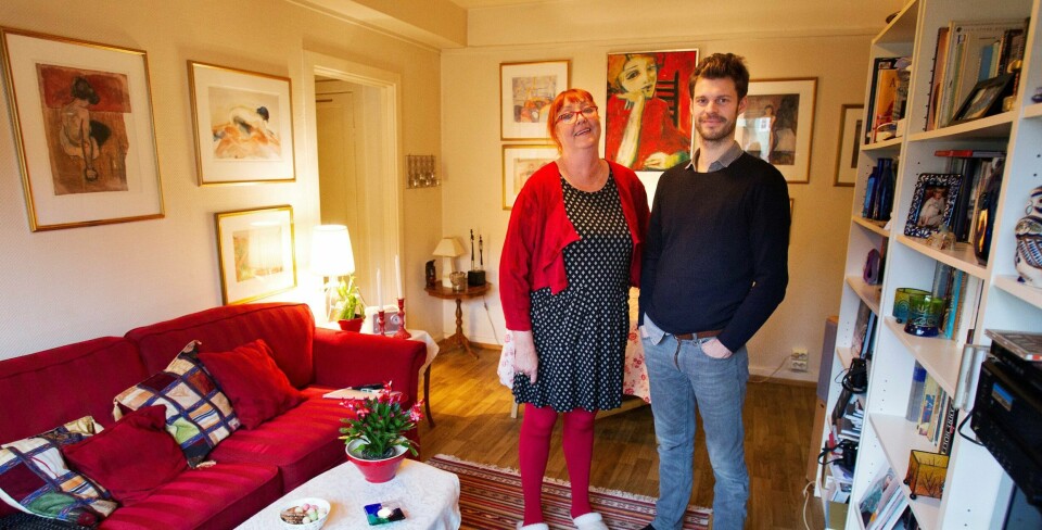 MÅ FLYTTE: I følge kommunens normer har leiligheten som enslige Johanna Engen bor i for mange rom. Derfor må hun flytte til noe mindre. Nå lover Bjørnar Moxnes (Rødt) å hjelpe til.