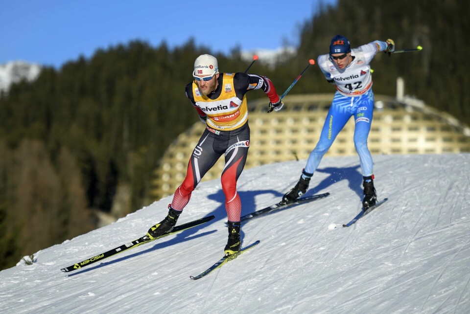 Martin Johnsrud Sundby drar på tredjemann Matti Heikkinen i Davos lørdag.