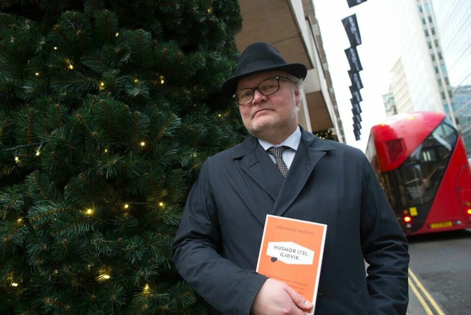 Journalist og forfatter Lars backe Madsen til Halden lørdag for å signere bøker på Notabene i Tistasenteret.