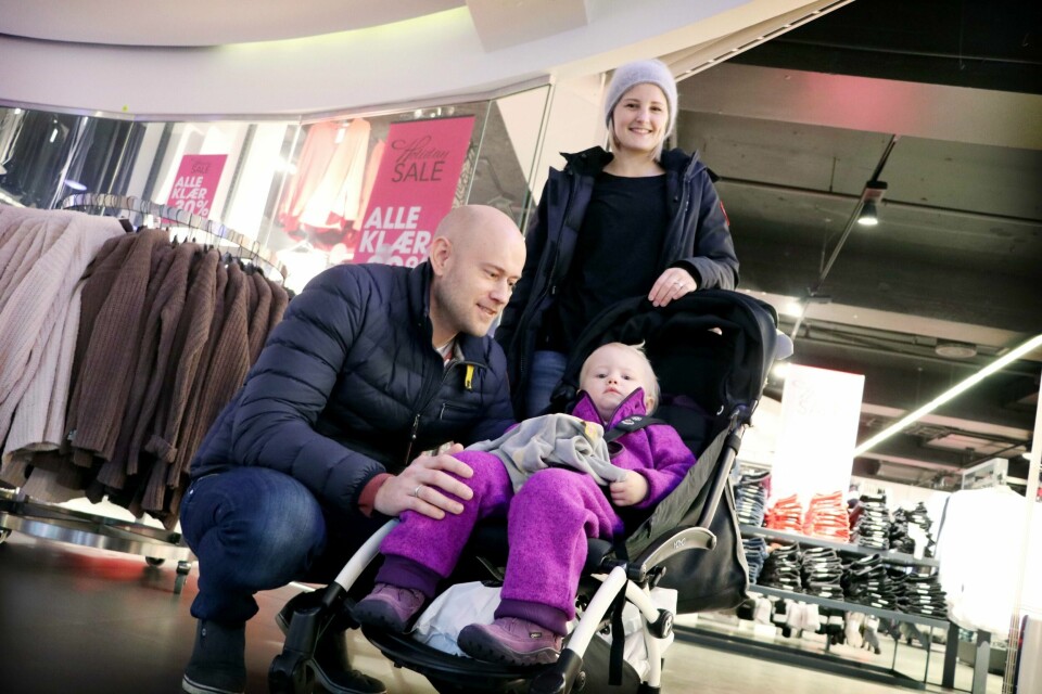 Heidi Omdahl byttet en jakke hun fikk til jul, og Espen Strøm rakk akkurat å bruke opp gavekortet sitt før familien reiser tilbake til USA, mens Nora slapper av i vognen imens. FOTO: TONE HELENE OSKARSEN