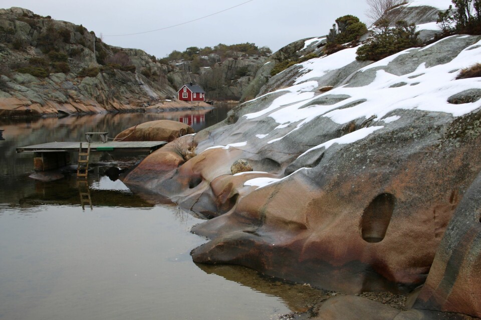 VINTERVAKKERT: Vinteren ved havet er svært stemningsfull. I Seiløysund er sporene etter istiden mange, og innerst i sundet ligger en rød sjøbu og speiler seg fredsommelig i vannet. ALLE FOTO: LINKEN RAENG VINTERVAKKERT: Vinteren ved havet er svært stemningsfull. I Seiløysund er sporene etter istiden mange, og innerst i sundet ligger en rød sjøbu og speiler seg fredsommelig i vannet. ALLE FOTO: LINKEN RAENG