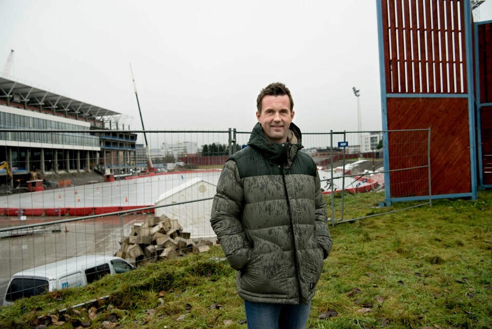 Ronny Deila foran det som skal bli hans nye hjemmebane fra høsten av. Ikke isflata på Valle Hovin (nærmest), men VIFs nye stadion, bak til venstre.