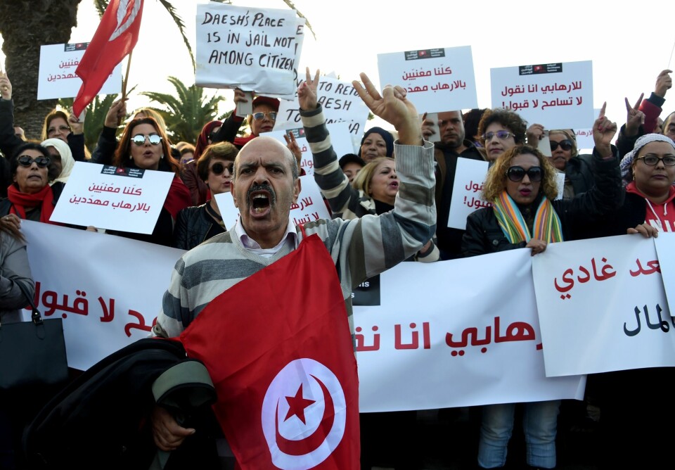 Tunisiere demonstrerte utenfor parlamentet i Tunis julaften. Bakgrunnen er at flere tusen jihadister er ventet å vende hjemover etter å ha kriget i land som Syria og Irak. Tunisiere demonstrerte utenfor parlamentet i Tunis julaften. Bakgrunnen er at flere tusen jihadister er ventet å vende hjemover etter å ha kriget i land som Syria og Irak.