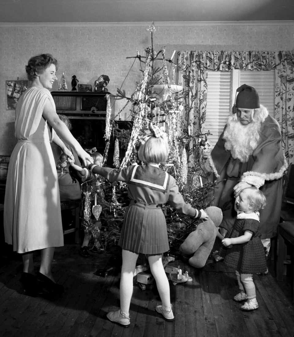 Kun et mindretall går rundt juletreet. Kanskje er slike motiver på vei inn i historiebøkene? Kun et mindretall går rundt juletreet. Kanskje er slike motiver på vei inn i historiebøkene?