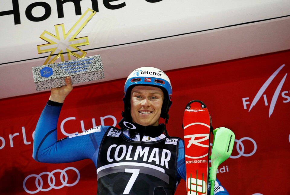 Henrik Kristoffersen løfter det synlige beviset på at han har vunnet Madonna-slalåmen også i år.