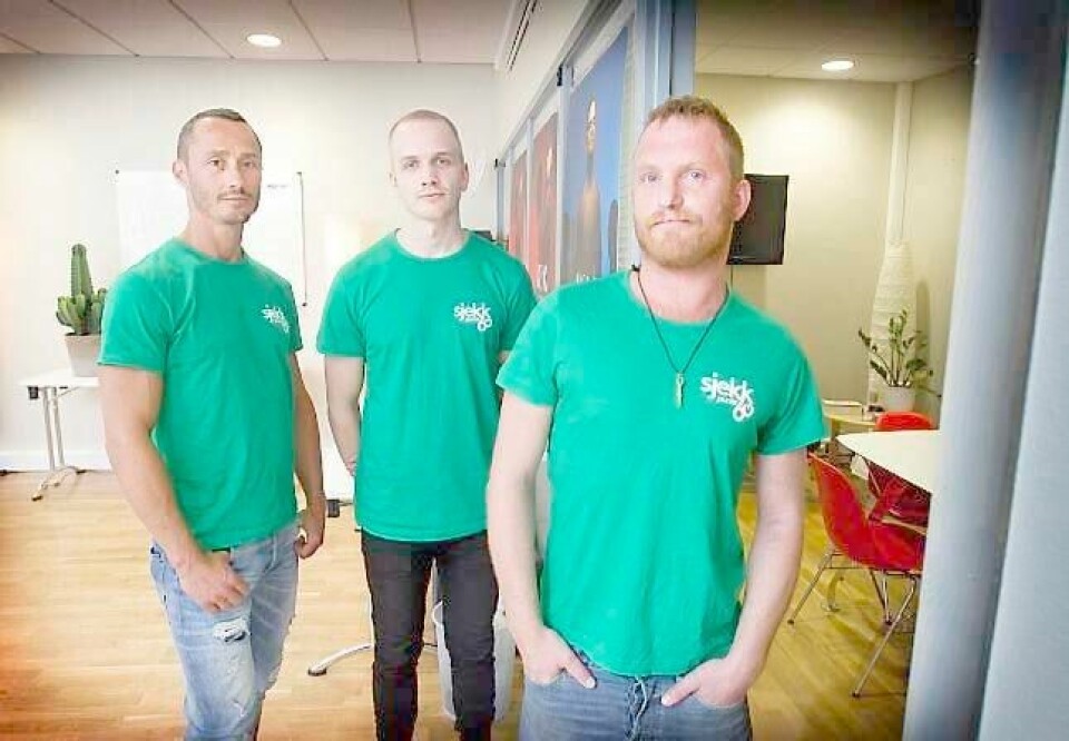 60 sekunder er tida som trengs for å ta en gratis hiv-test hos Dan-Henning Ness (f.v.), Vegar Bjørnshagen og Dennis Jagestad ved lavterskeltilbudet Sjekkpunkt.