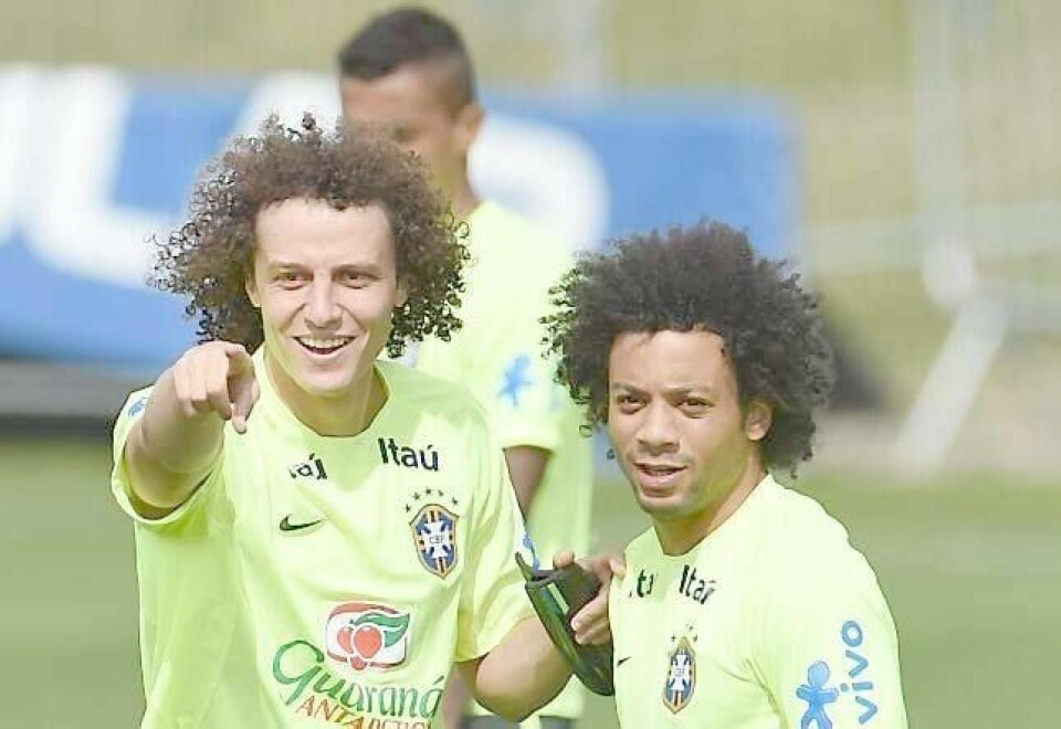 Latteren satt løst hos David Luiz (t.v.) og Marcelo på gårsdagens trening, men i resten av Brasil råder frykten før kveldens skjebnekamp. FOTO: VANDERLEI ALMEIDA/NTB SCANPIX