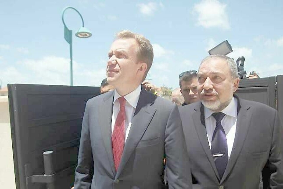 Utenriksminister Børge Brende (til venstre) og Israels utenriksminister, Avigdor Lieberman, besøkte i går et hus i byen Ashkelon i Israel som var blitt skadd i rakettangrep fra Gaza. Under sitt besøk måtte Brende søke ly i bomberom og var bare 300 meter unna stedet der en rakett traff. FOTO: TSAFRIR ABAYOV/NTB SCANPIX