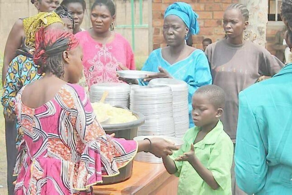 PÅ FLUKT: Krigen i Den sentralafrikanske republikken har sendt nesten en fjerdedel av landets 4,5 millioner mennesker på flukt. Har får skolebarn i Bangui mathjelp av FN. FOTO:PACOME PABANDJI/ NTB SCANPIX