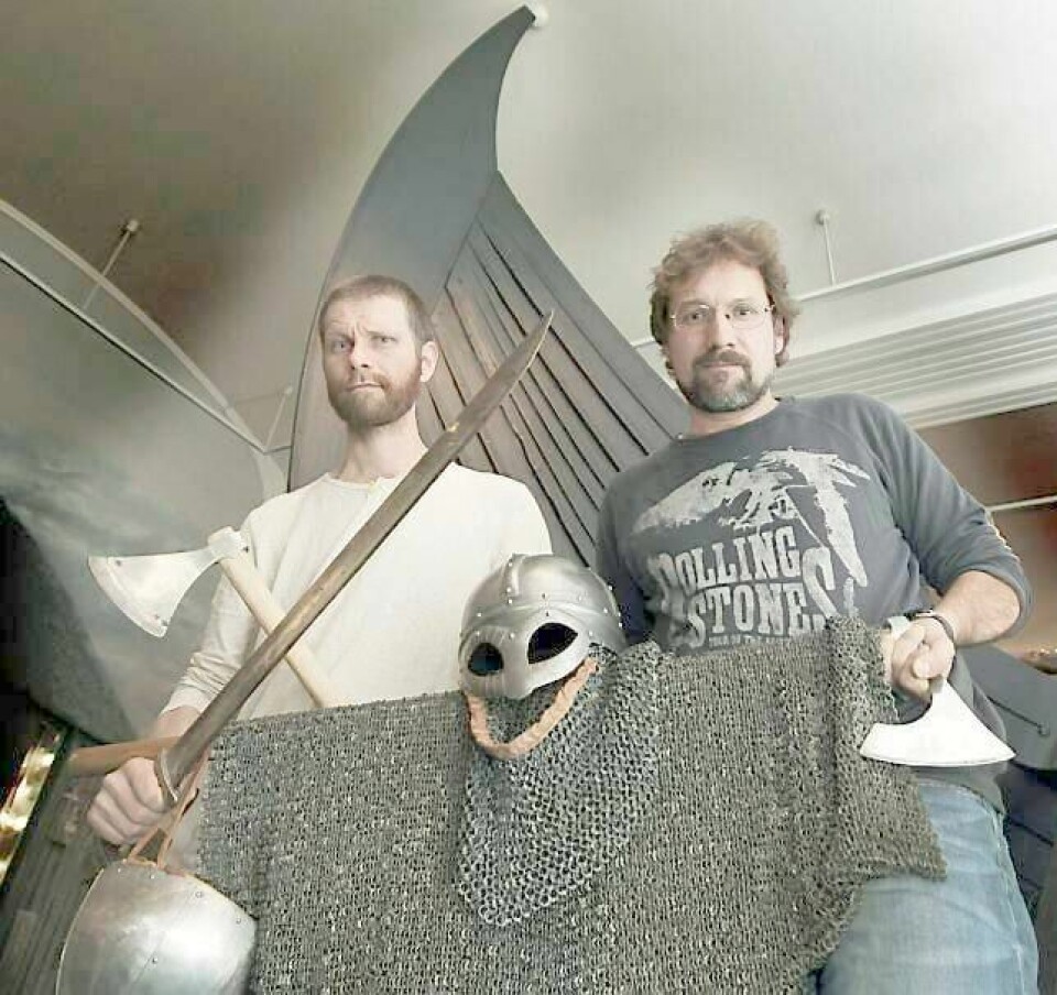 - Sverdet var kjennetegnet på en fri mann i vikingtida, sier historiker og forfatter Kim Hjardar (til høyre). Han har skrevet boka «Vikinger i krig» sammen med arkeologisk konservator Vegard Vike (til venstre). FOTO: NILS BJÅLAND/NTB SCANPIX