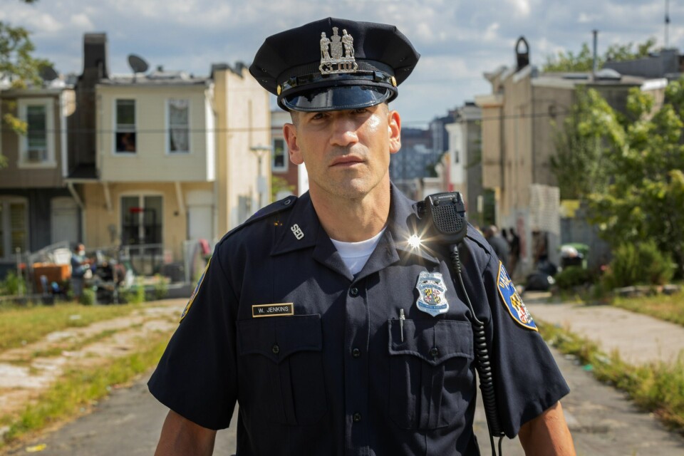En av de beste seriene fra 2022 kom fra «The Wire»-skaper David Simon og forfatter George Pelecanos: Historien om en vanlig politi som ble byens mest korrupte i blå. Jon Bernthal har hovedrollen som sersjant Wayne Jenkins. En av de beste seriene fra 2022 kom fra «The Wire»-skaper David Simon og forfatter George Pelecanos: Historien om en vanlig politi som ble byens mest korrupte i blå. Jon Bernthal har hovedrollen som sersjant Wayne Jenkins.