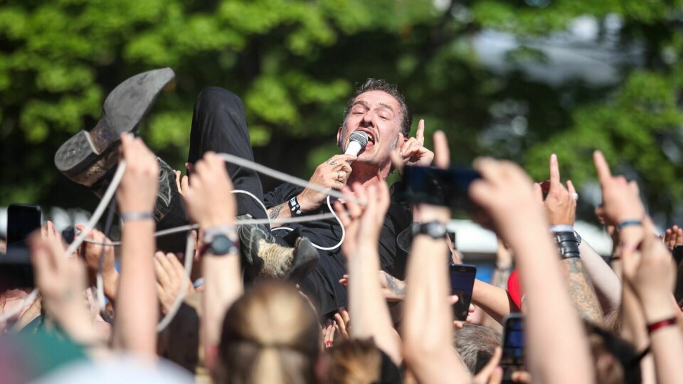 Kristopher Schau i The Dogs menger seg med publikum. Snart står Mjøndalen for tur. Tons of Rock