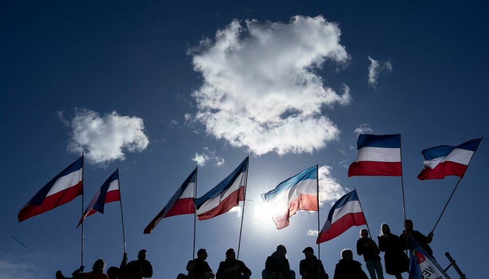 Mange av demonstrantene i Haag bar på det nederlandske flagget opp ned, noe som har blitt synonymt med bondeprotestene i Nederland. Mange av demonstrantene i Haag bar på det nederlandske flagget opp ned, noe som har blitt synonymt med bondeprotestene i Nederland. Foto: Peter Dejong / AP / NTB