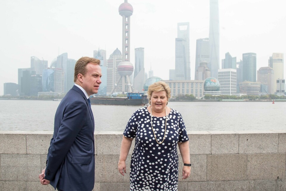 Utenriksminister Børge Brende og statsminister Erna Solberg spaserer på The Bund i Shanghai lørdag. Solberg er på offisielt besøk til Kina der gjenopptakelse av politisk og økonomisk samarbeid med Kina er hovedformålet med besøket. Foto: Heiko Junge / NTB scanpix