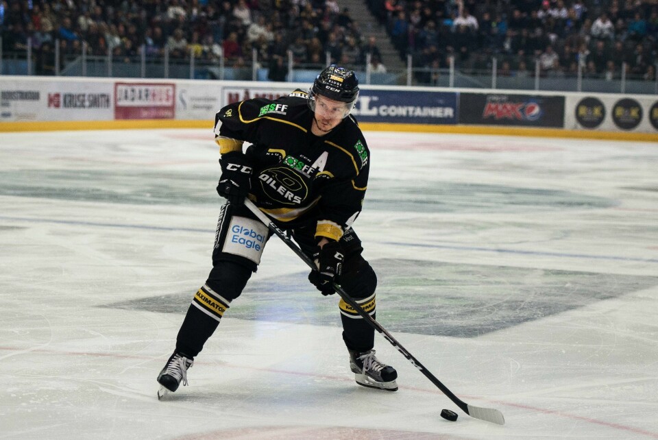 Dennis Løvold Sveum i aksjon under ishockeykampen mellom Oilers og Frisk Asker i Dnb Arena i Stavanger. Foto: Carina Johansen / NTB Scanpix