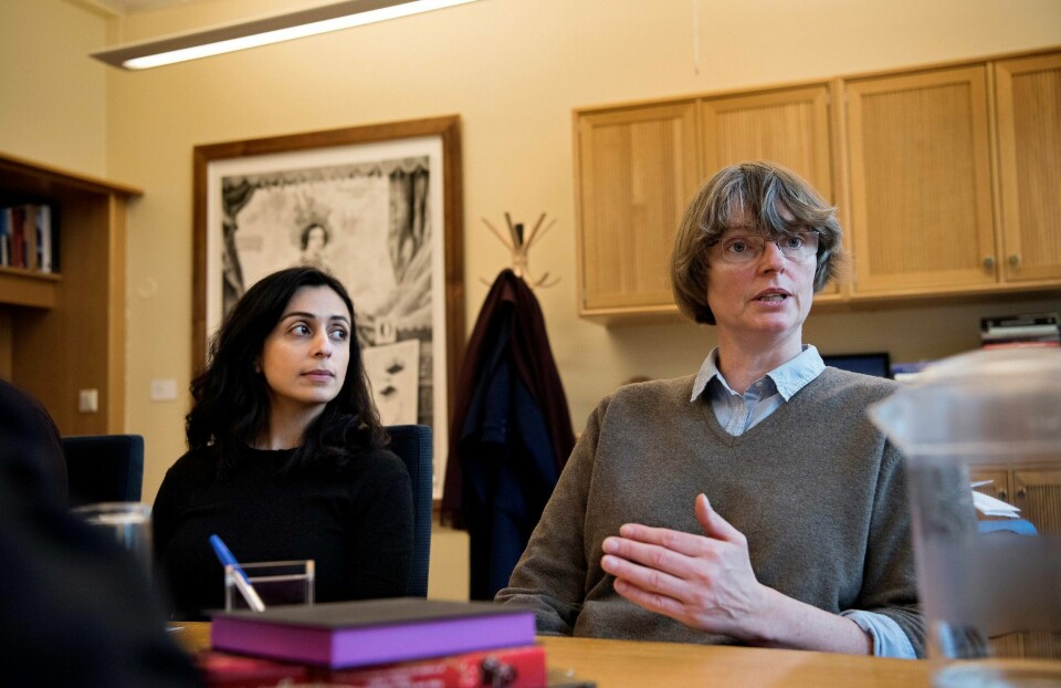 Hvis ikke prostituerte omtales med respekt, senkes terskelen for trakassering, mener daglig leder Bjørg Norli (t.h.) ved Pro Sentret. Her sammen med Arbeiderpartiets Hadia Tajik.