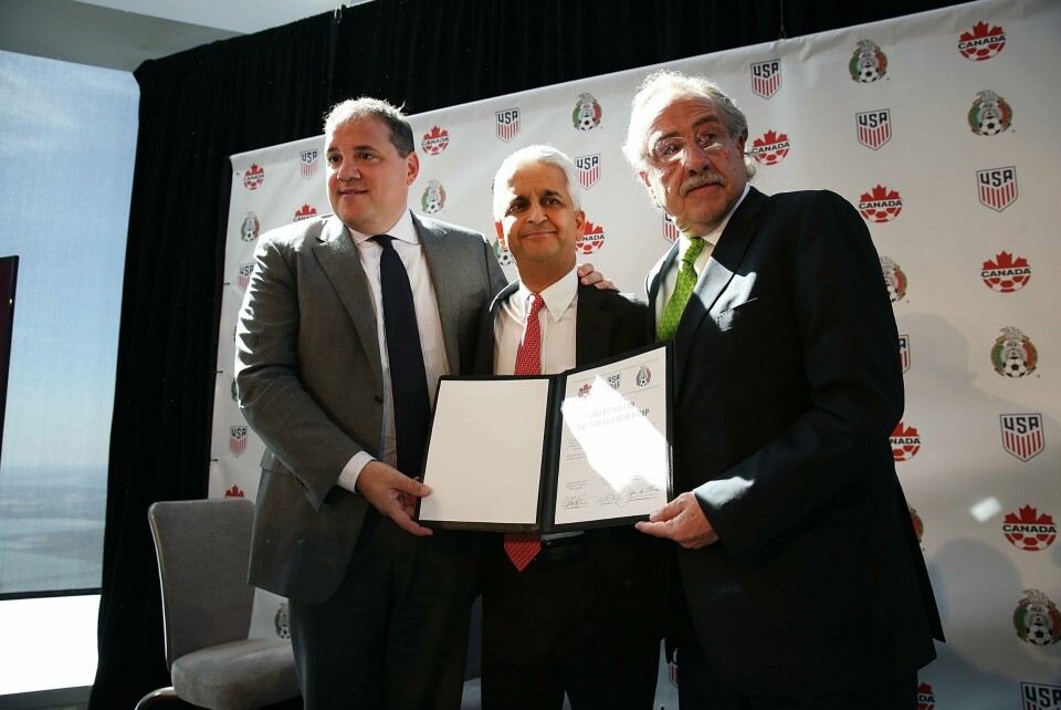 Victor Montagliani (venstre), president i fotballforbundet for Nord- og Mellom-Amerika og Karibia (CONCACAF), fotballpresidenten i USA, Sunil Gulati, og hans mexicanske motpart Decio de Maria.