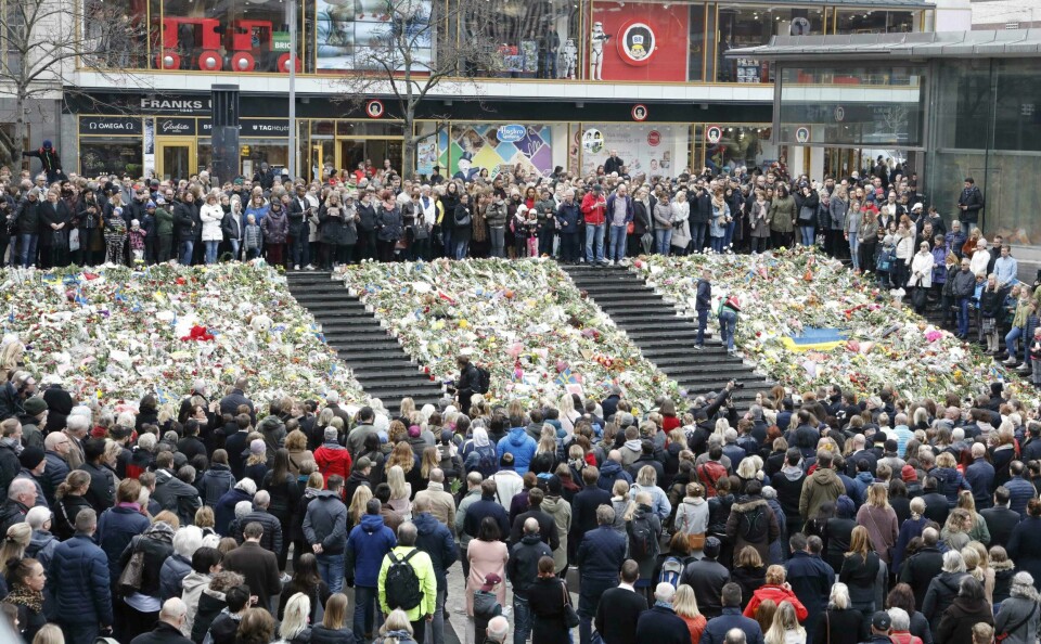 Et folkehav mintes ofrene for terroren under ett minutts stillhet på Sergels Torg i går.