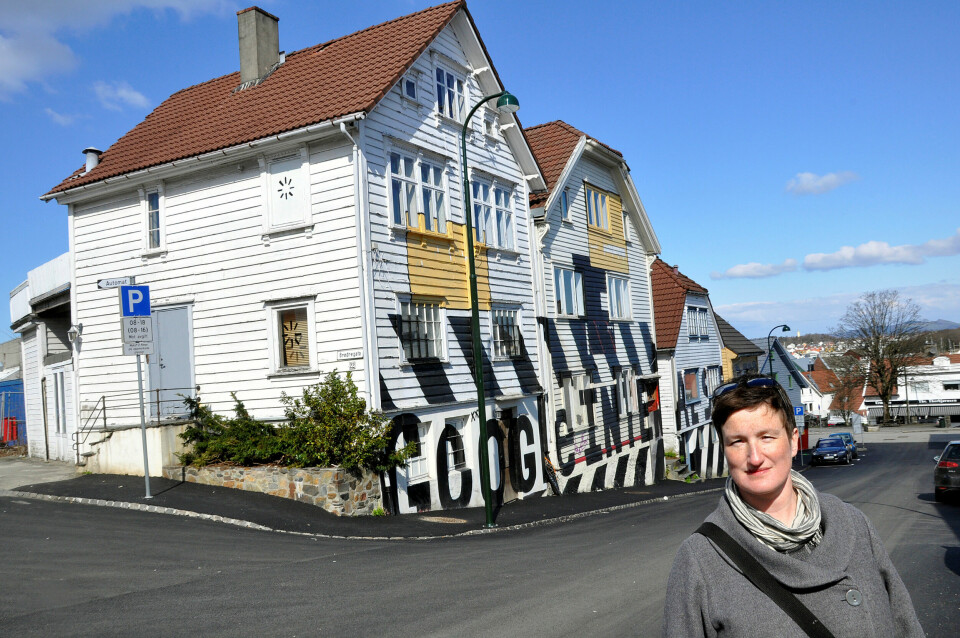 Byantikvar Hanne Windsholt vil ta vare på trehusene ved Nytorget. Trehusrekken, som står til forfall i regi av Stavanger kommune, er nå malt med gatekunst i regi av Nuart. Byantikvar Hanne Windsholt vil ta vare på trehusene ved Nytorget. Trehusrekken, som står til forfall i regi av Stavanger kommune, er nå malt med gatekunst i regi av Nuart.