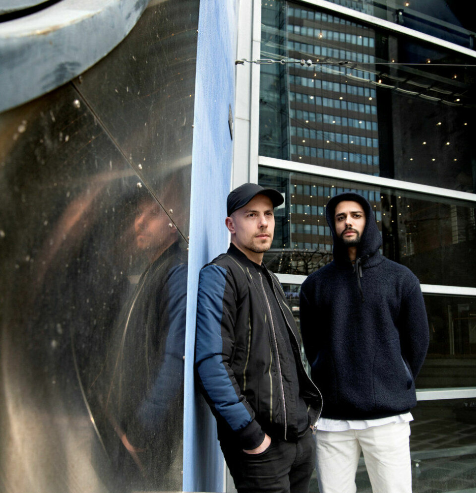 Magdi Ytreeide Abdelmaguid og Chirag Rashmikant Patel alene foran inngangen i Oslo Spektrum, der køene kommer til å være lange de neste kveldene. Magdi Ytreeide Abdelmaguid og Chirag Rashmikant Patel alene foran inngangen i Oslo Spektrum, der køene kommer til å være lange de neste kveldene.