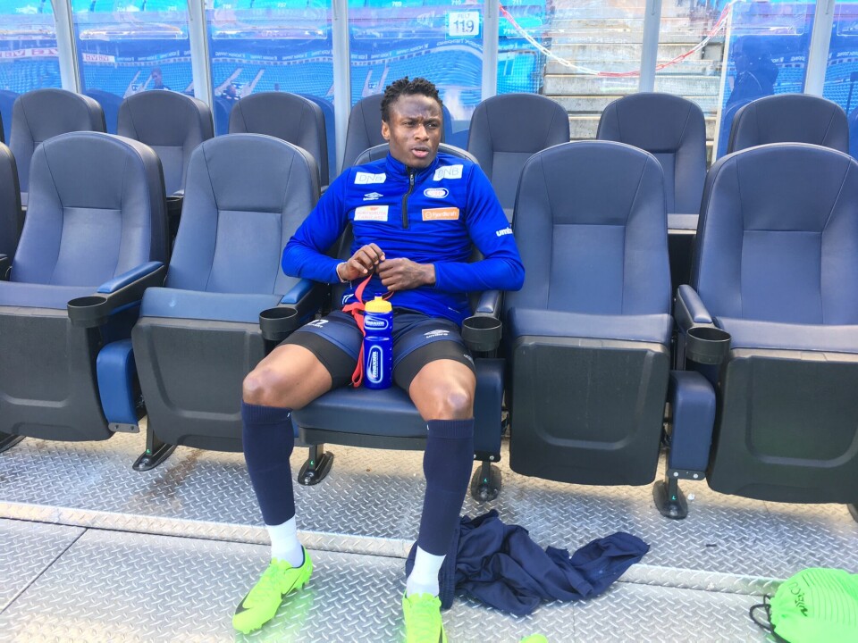 Muhamed Keita hviler ut på Ullevaals innbytterseter etter fredagens økt. Han kjemper hver dag for å komme opp på sitt tidligere toppnivå. Muhamed Keita hviler ut på Ullevaals innbytterseter etter fredagens økt. Han kjemper hver dag for å komme opp på sitt tidligere toppnivå.