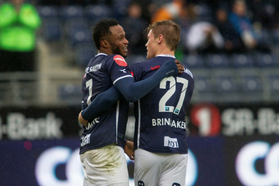 Samuel Adegbenro var i det umulige hjønet søndag og var involvert i alle målene da Viking knuste Odd. Her feirer han 2-0 med Mathias Bringaker. Driblekunst av høy klasse i forkant gjorde det mulig. Foto: Carina Johansen, NTB scanpix.