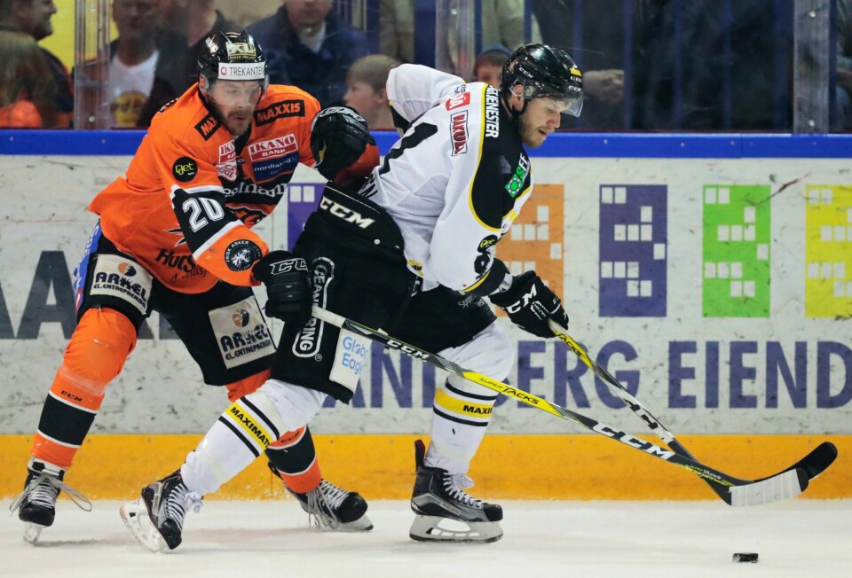 Tommy Kristiansen og Anders Bastiansen i duell under NM-finalene mellom Frisk og Oilers. Nå skal begge to spille i Tyskland, men før avreisen dit dukket det opp en uventet gjest hos Tommy Kristiansen. Foto: Lise Åserud / NTB scanpix