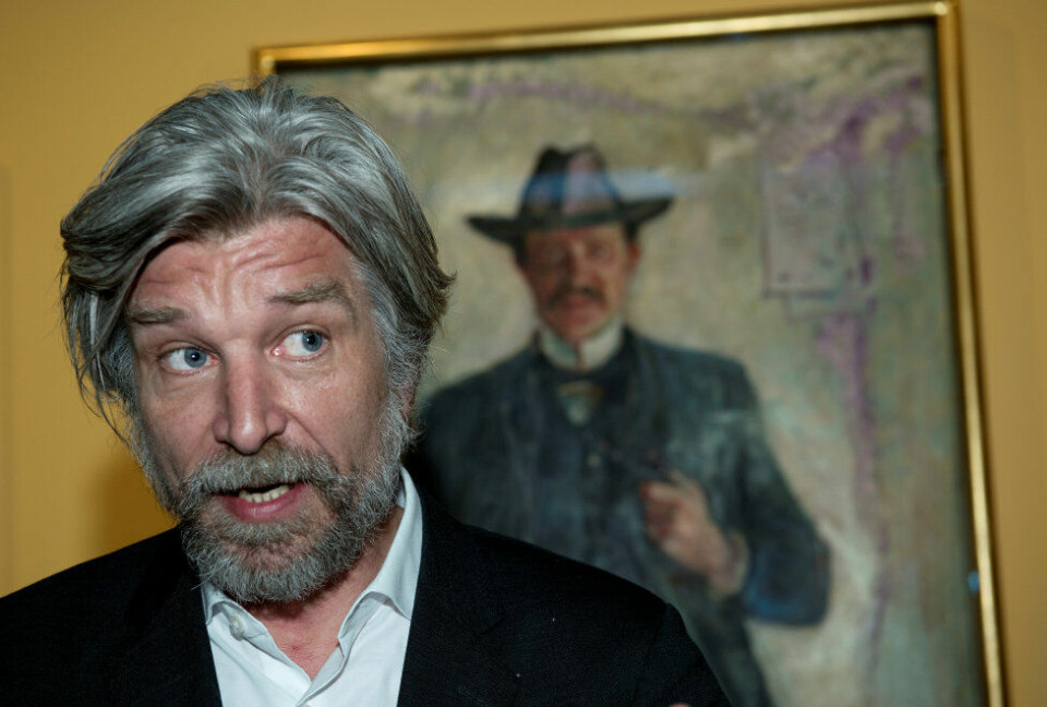 Når Karl Ove Knausgård velger å legge ordene til side for å la bildene tale for seg, blir fortellingen litt vel enkel, mener Dagsavisens kunstanmelder Lars Elton om Munchmuseets nye utstilling «Mot skogen - Knausgård om Munch». Når Karl Ove Knausgård velger å legge ordene til side for å la bildene tale for seg, blir fortellingen litt vel enkel, mener Dagsavisens kunstanmelder Lars Elton om Munchmuseets nye utstilling «Mot skogen - Knausgård om Munch».
