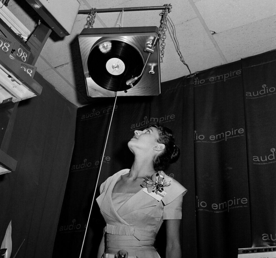Artikkelen i VG Nett har heller ikke fått med at det finnes LP-spillere som virker opp ned. Her demonstrert på New York High Fidelity Show i 1960. FOTO: RUBEN GOLDBERG/AP/NTB SCANPIX