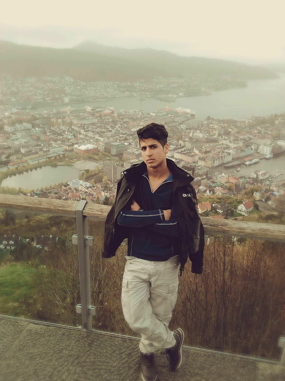 ALENE: På det halvannet året Hasib Hotak var i Norge, lærte han norsk og fikk gode venner. Nå vil tilbake til Norge for å søke om asyl på nytt. Her avbildet på Fløyen i Bergen. ALENE: På det halvannet året Hasib Hotak var i Norge, lærte han norsk og fikk gode venner. Nå vil tilbake til Norge for å søke om asyl på nytt. Her avbildet på Fløyen i Bergen.