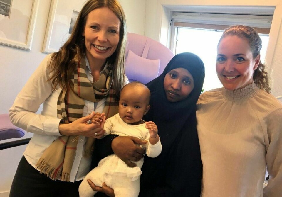 Viktig jobb: Jordmødrene Torill Wenche Sirevåg Vik (t.v.) og Christine Thaulow, her sammen med Shamso Abdikariim med lille Anessa på armen, bidrar til økt integrering og bedre helse i bydel Grorud.