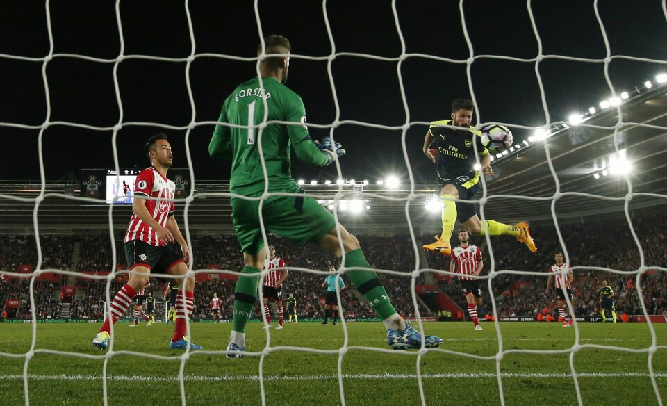 Olivier Giroud scorer Arsenals andre mål onsdag.