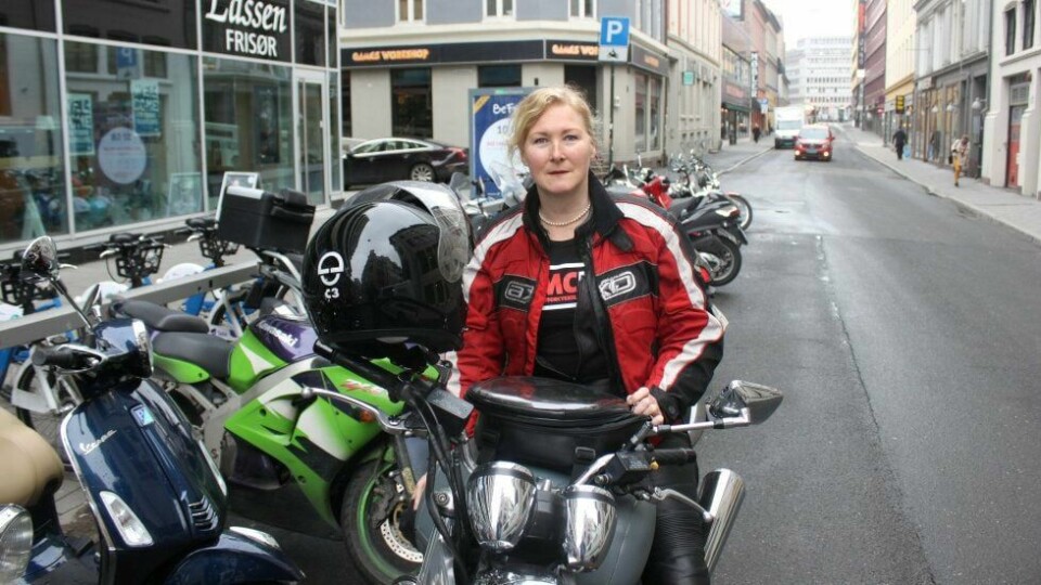 MC-parkeringen i Møllergata er alltid full. Men fra midten av juni blir plassene borte. – Dette kan umulig være godt gjennomtenkt, sier fylkessekretær Kari-Anne Søreng i NMCU.