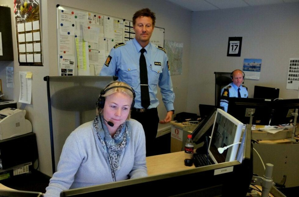 Samlokalisert: Ved felles alarmsentral i Drammen kunne de knapt tro det var sant, da Tønsberg ble valgt som nytt hovedsete i Sør-Øst politidistrikt. Både (f.v.:) Astrid Kjelle, Morten Qvist og Christian Gulli mente flytting til Tønsberg ville rasere kompetansen og fagmiljøet de har bygd opp. FOTO: PERNILLE VESTENGEN