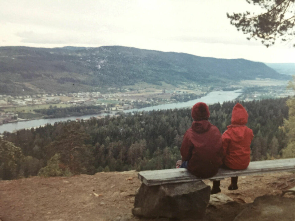 Hans Hansens utsikt: Vår favorittbenk med utsikt ned til mormors hage på Gulskogen, og oppover til Blefjell. En liten hvil før ferden gikk videre innover på Kanonveien. Hans Hansens utsikt: Vår favorittbenk med utsikt ned til mormors hage på Gulskogen, og oppover til Blefjell. En liten hvil før ferden gikk videre innover på Kanonveien.