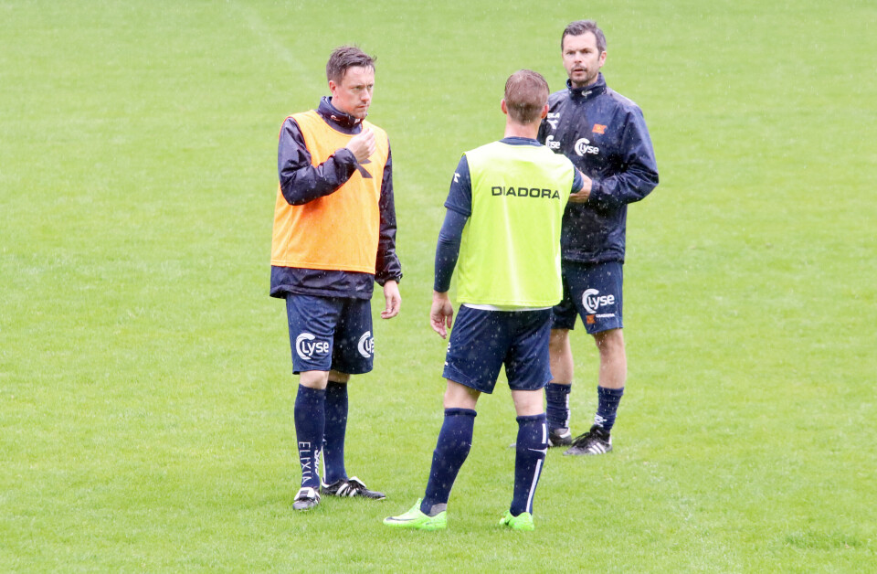 Viking-trener Ian Burchnall var selv med på store deler av dagens Viking-trening. I øsende regnvær på Viking stadion instruerte han sine spillere, og snakket med dem sammen med assistent Bjarte Lunde Aarsheim både underveis og etterpå. Foto: Pål Karstensen Viking-trener Ian Burchnall var selv med på store deler av dagens Viking-trening. I øsende regnvær på Viking stadion instruerte han sine spillere, og snakket med dem sammen med assistent Bjarte Lunde Aarsheim både underveis og etterpå. Foto: Pål Karstensen