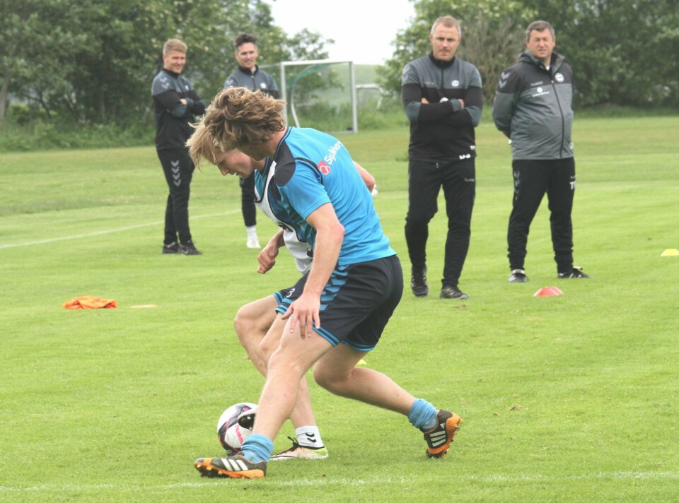 Bengt Sæternes (i bakgrunnen) mener laget hans har en del å gå når det gjelder dødballer. Søndag er det toppkamp mot Ranheim hjemme i Sandnes idrettspark.