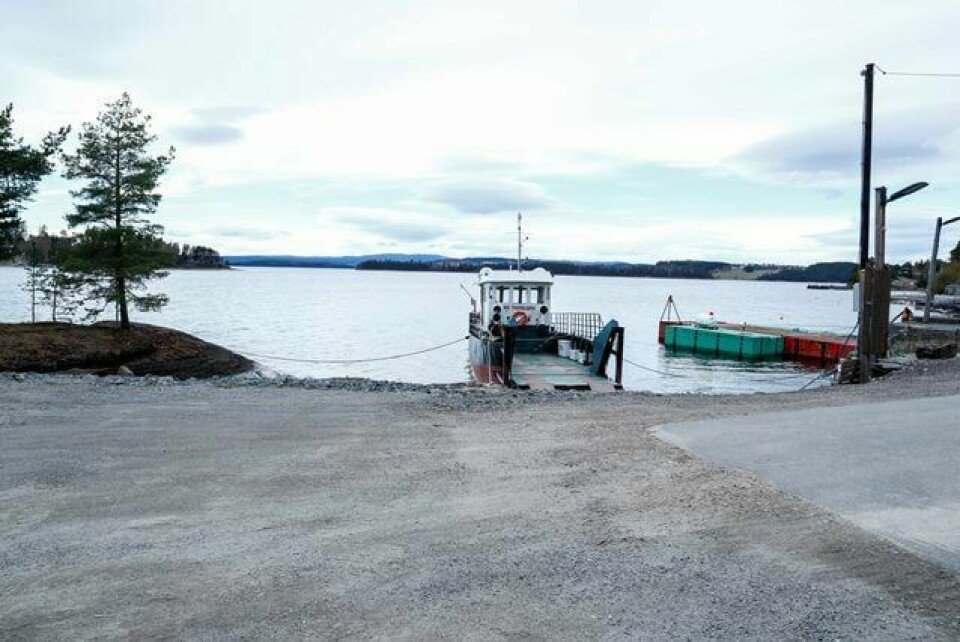 Naboene til Utøya i Hole kommune mener de er utsatt for en «skinnprosess» fra Statens side som ender med at et minnesmerke plasseres på AUFs tomt på Utøykaia. MS Thorbjørn ligger til kai på landsiden. FOTO: TERJE PEDERSEN/NTB SCANPIX