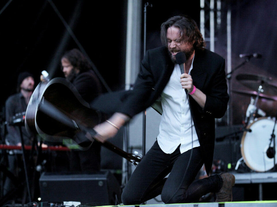 Josh Tillman, også kjent som Father John Misty, i det han knuser gitaren i et av sine mange utagerende øyeblikk. FOTO: MODE STEINKJER Josh Tillman, også kjent som Father John Misty, i det han knuser gitaren i et av sine mange utagerende øyeblikk. FOTO: MODE STEINKJER