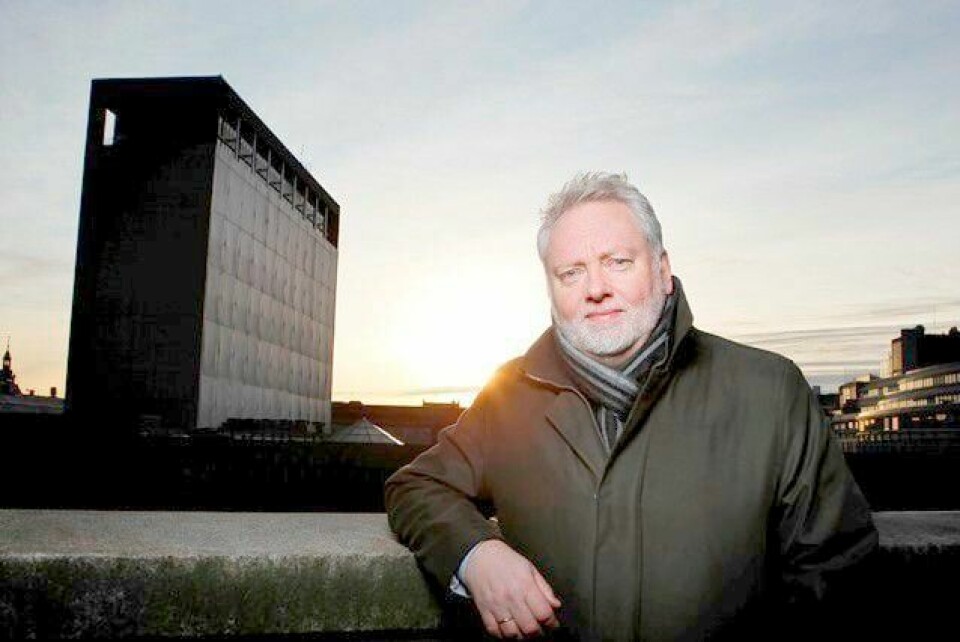 Riksantikvar Jørn Holme foran Høyblokka, som han vil bevare. FOTO: NTB SCANPIX