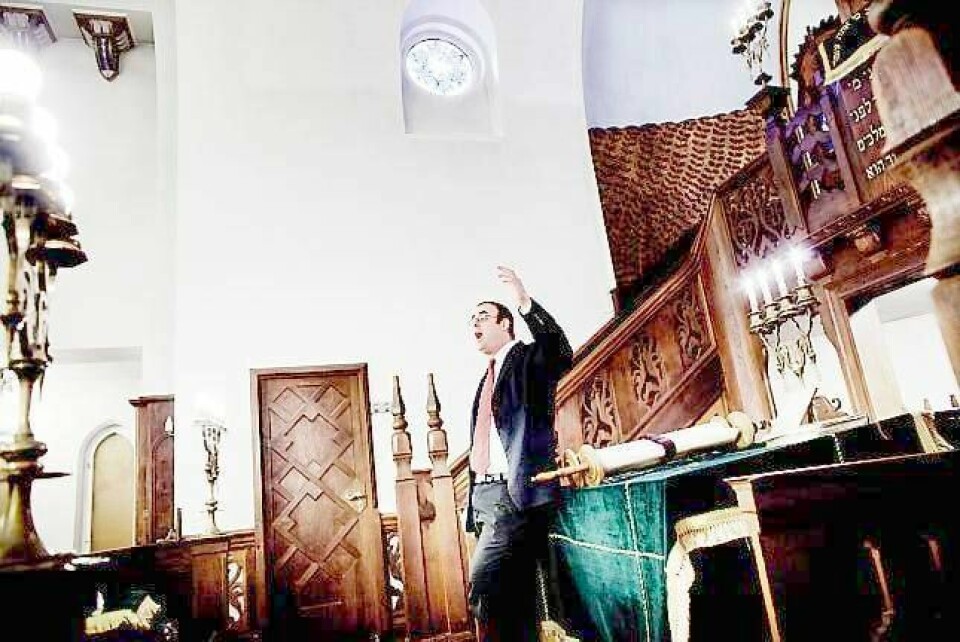 Reuven Sternlieb bruker mest tid med ryggen til de frammøtte i synagogen. Selv om han er en trent solist er det ikke en konsert, men en kontakt med Gud han formidler under sabbaten.