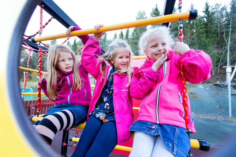 De første trinnene på skolen må være bedre tilpasset barnas behov for aktivitet og bevegelse. Aktivitet og lek er en forutsetning for læring, mener innleggsforfatterne. Jenter som leker ute på barneskole og SFO.